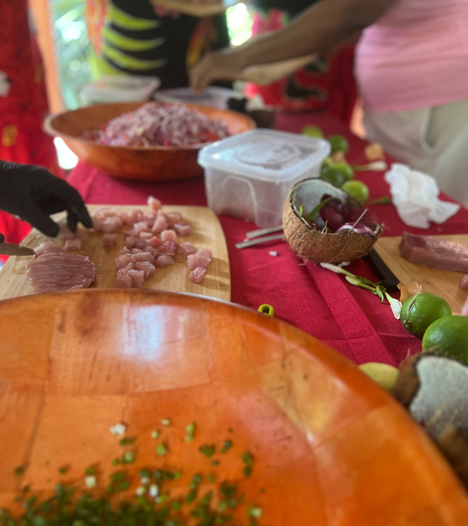 Atelier culinaire en Martinique – Découpe de poisson frais lors d'une immersion polynésienne avec Produits bio et organic Martinique